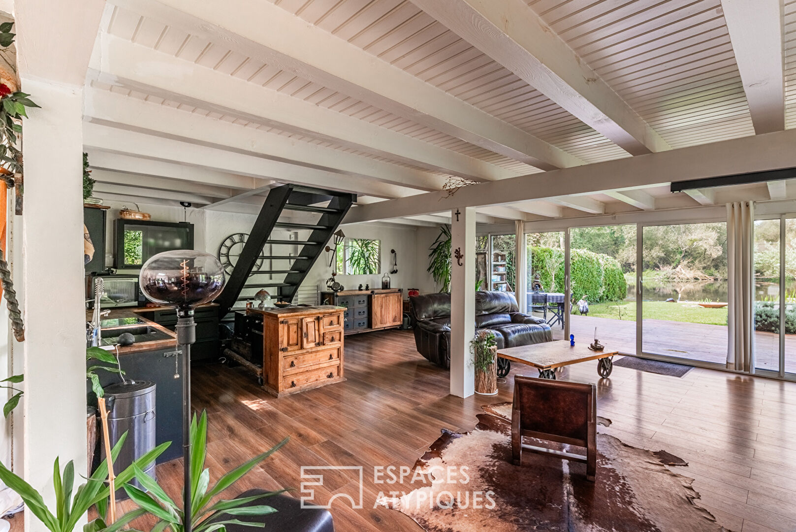 Photo Maison de caractère et sa piscine au bord de l'eau image 2/5