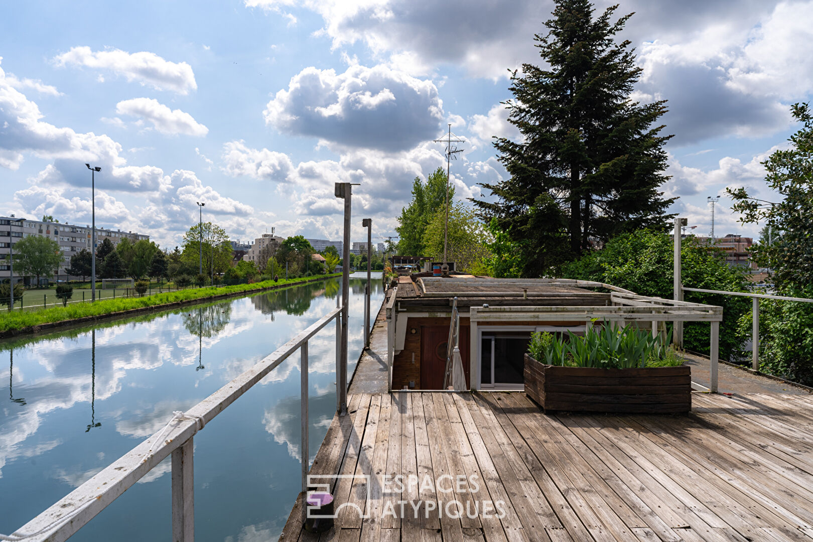 Photo Péniche Freycinet et sa terrasse plein ciel image 2/6