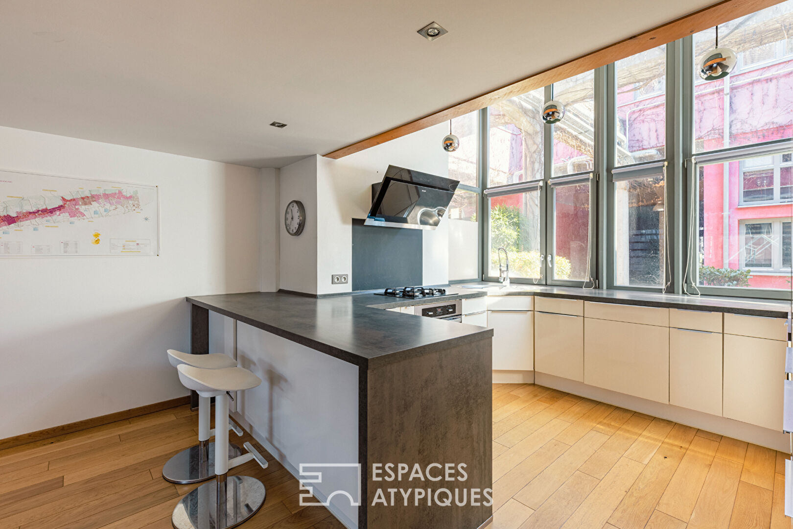 Photo Loft chaleureux dans un bâtiment chargé d'histoire image 2/6