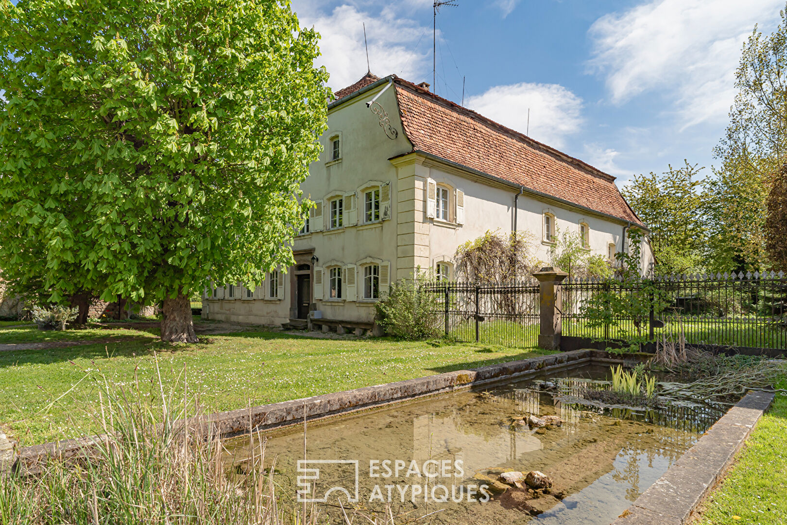 Domaine du XIXème au pied d'un château