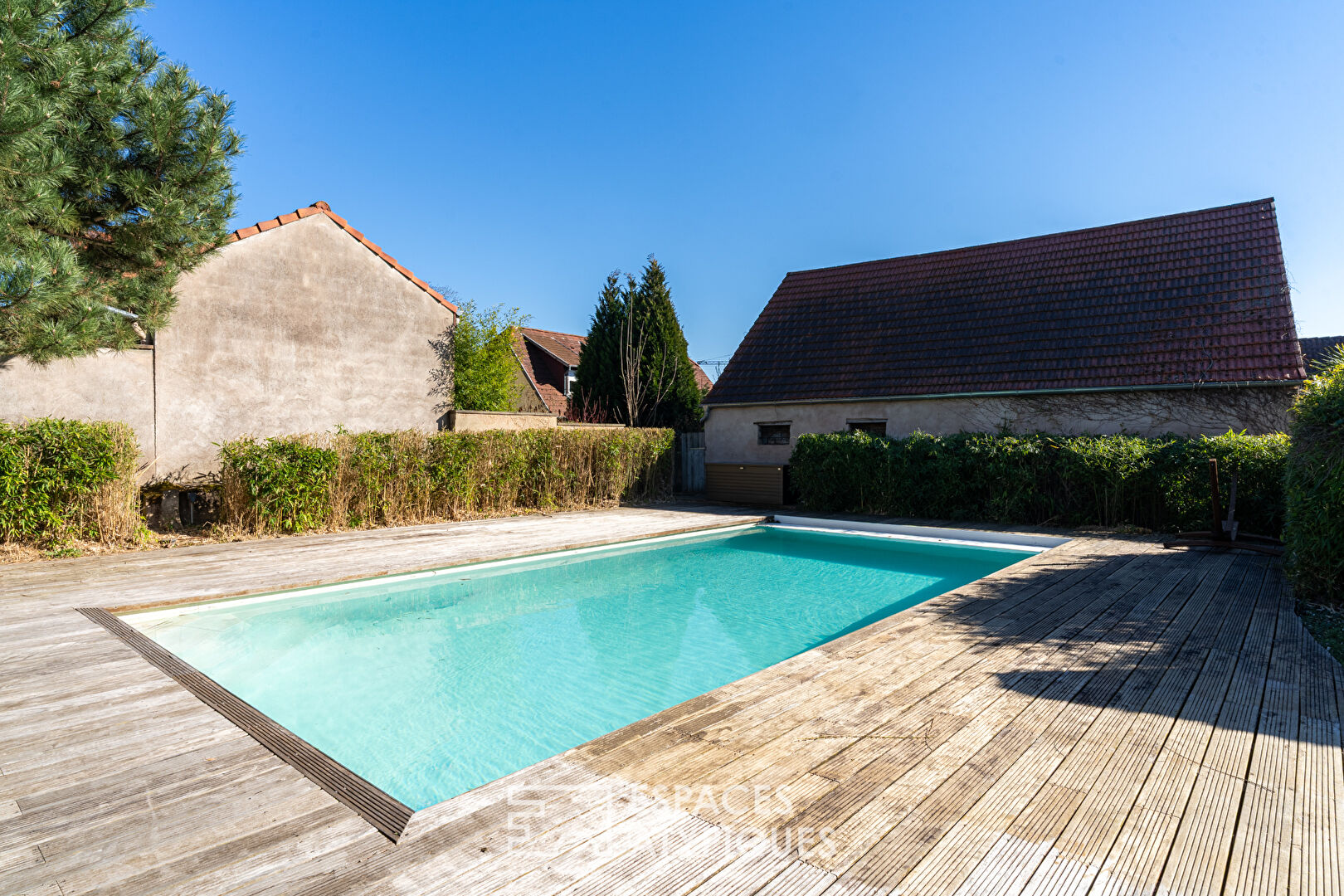 Photo Ancien relais de poste rénové avec piscine et jardin paysager image 2/6