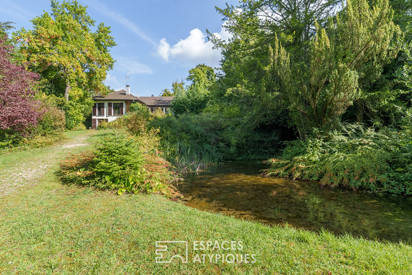 Maison des années 70 dans son parc arboré