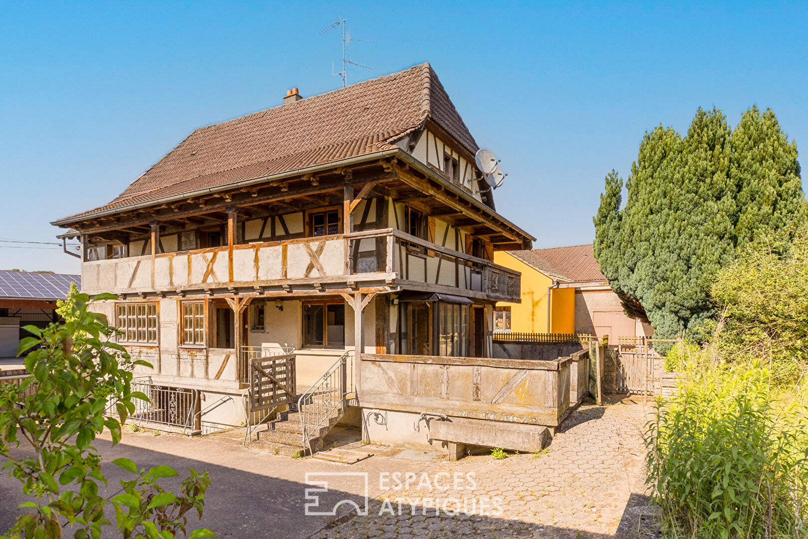 Authentique maison à colombage et sa dépendance