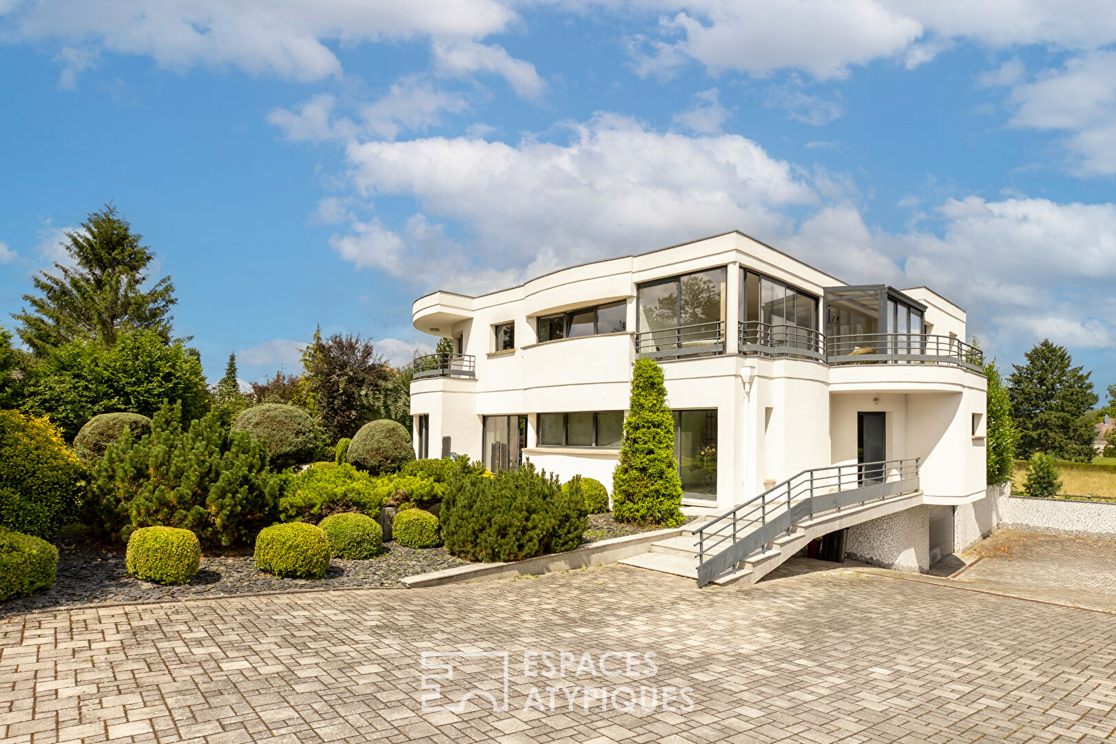 Maison d'architecte aux lignes élégantes avec piscine et jardin