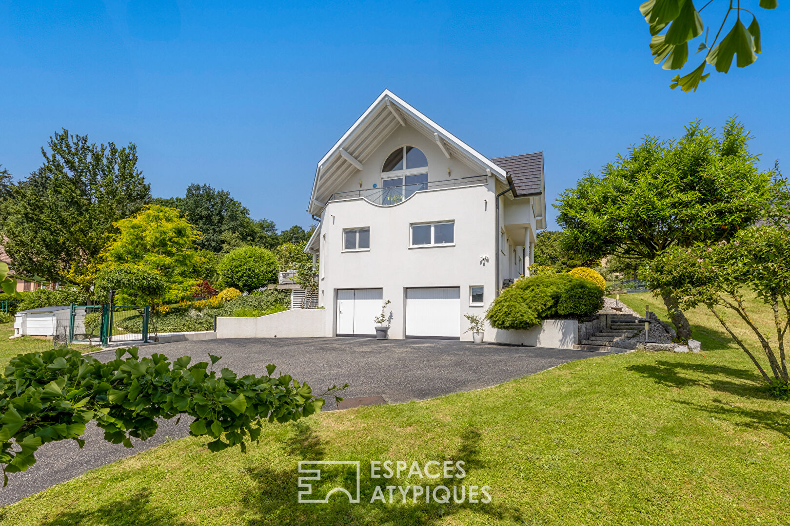 Maison contemporaine avec espace bien être et vue dominante