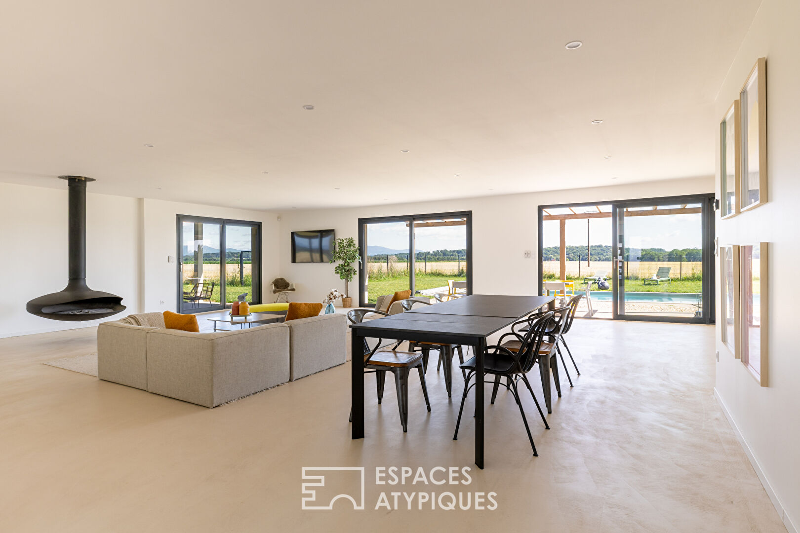 Maison contemporaine avec piscine et vue imprenable