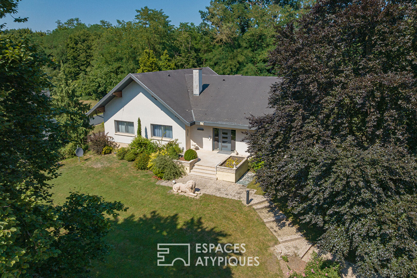 Maison d'architecte seventies à fort potentiel et son vaste terrain boisé