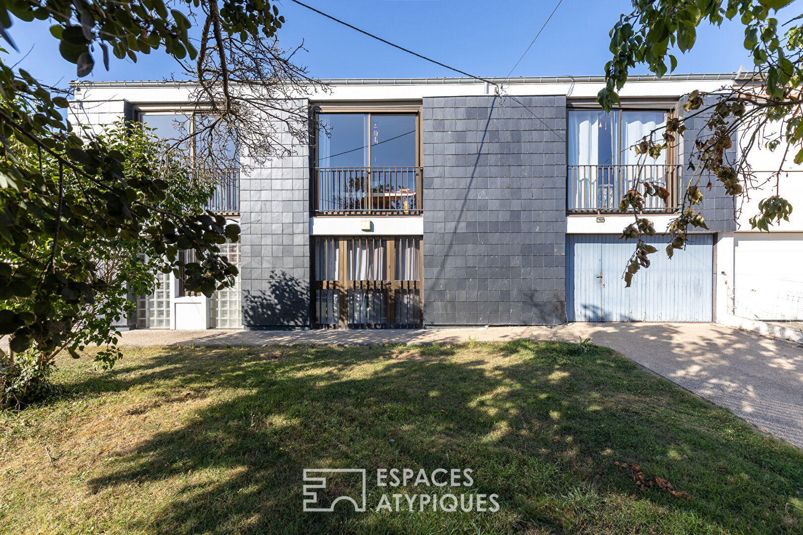 Maison familiale et ses installations équestres