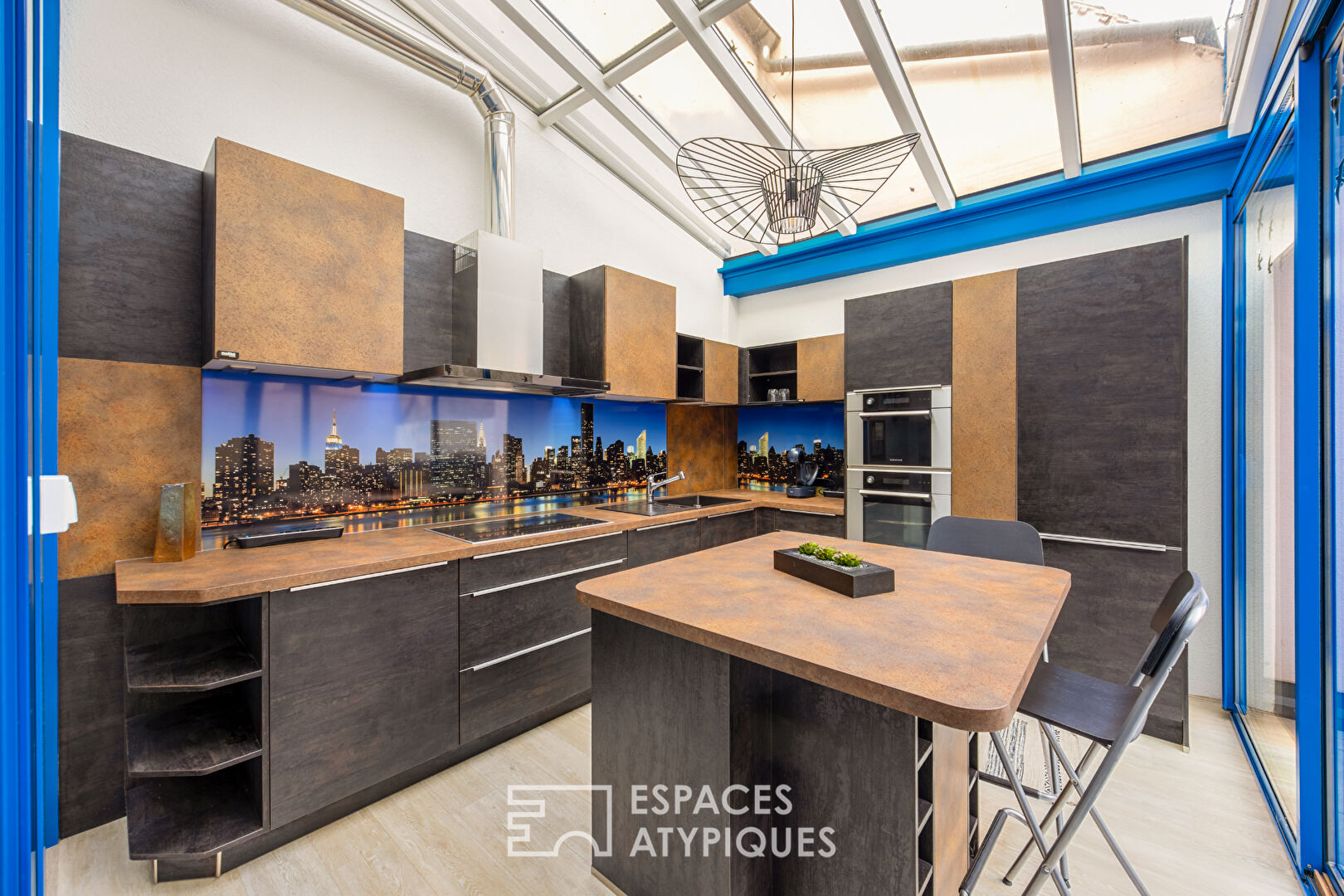 Photo Ensemble immobilier singulier en centre-ville image 2/6