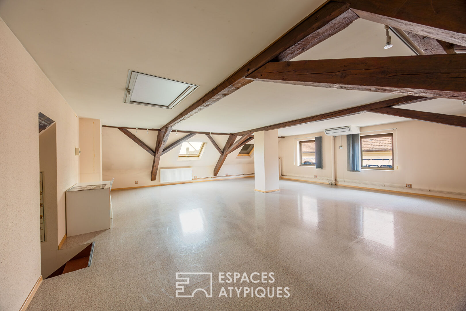 Photo Ensemble immobilier singulier en centre-ville image 4/6