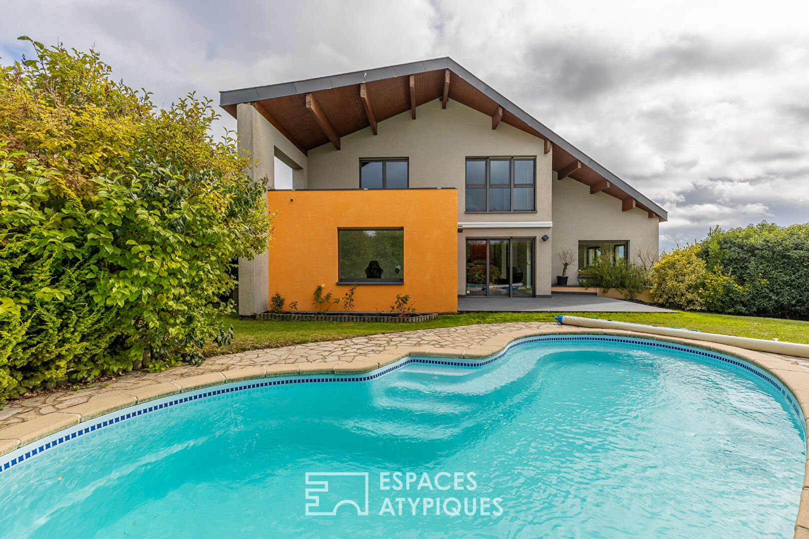 Lumineuse villa d'architecte avec piscine