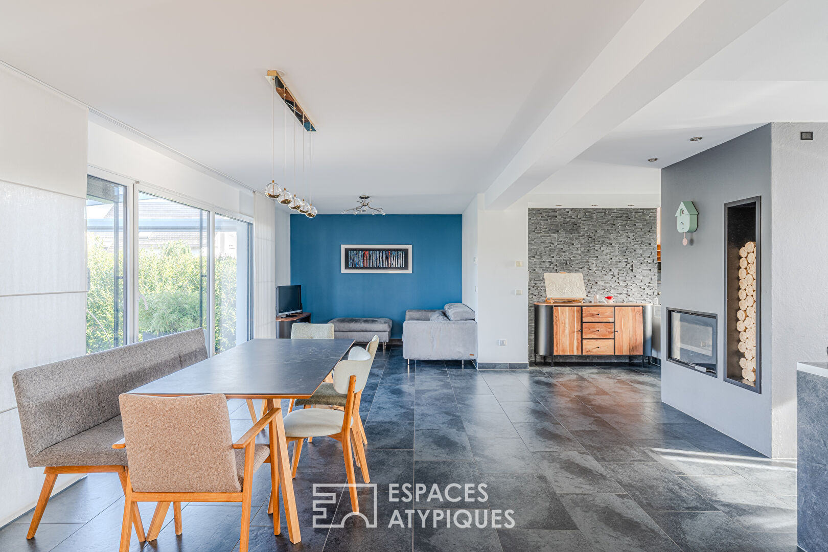 Chaleureuse contemporaine avec terrasse et jardin