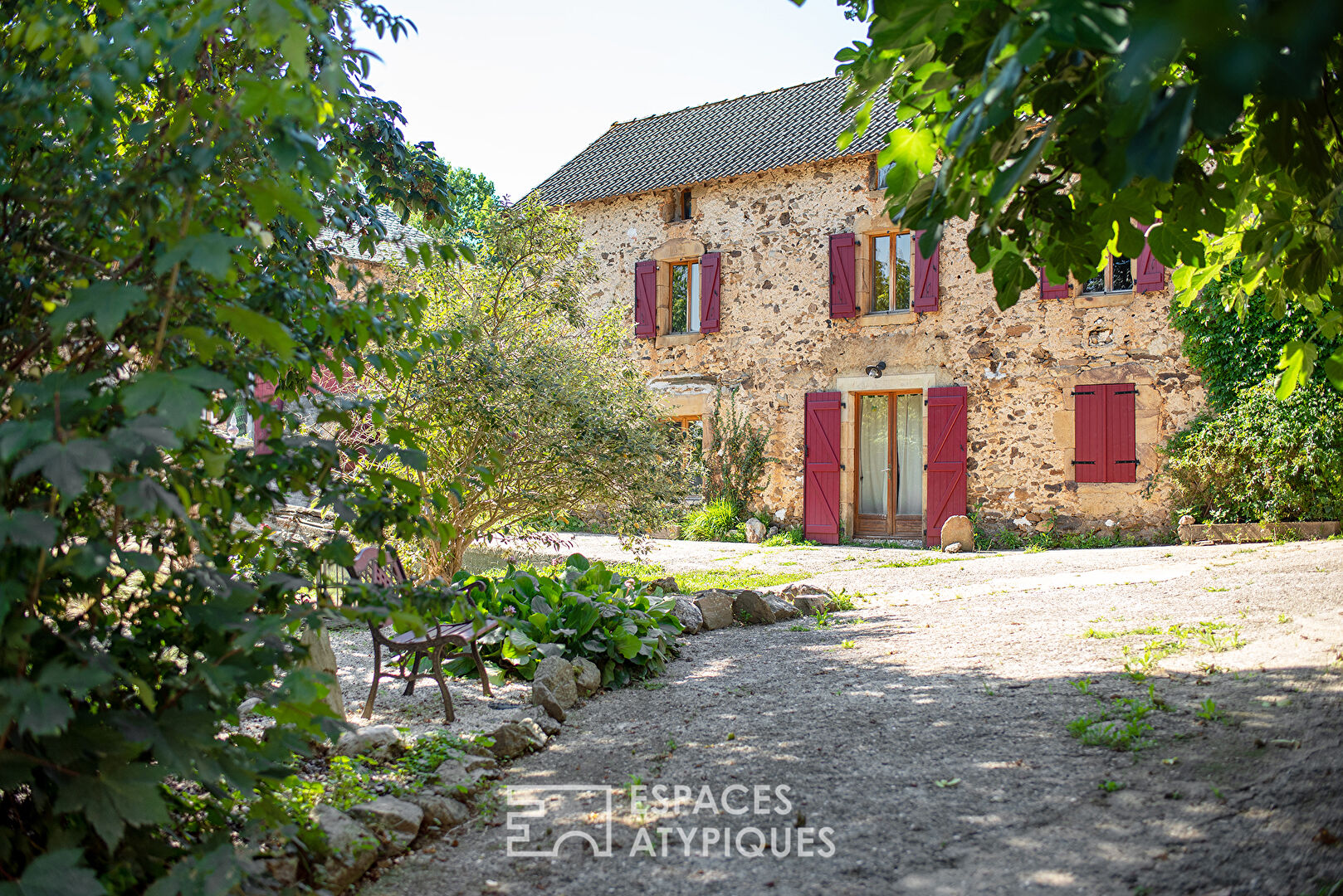 Ensemble immobilier de deux maisons avec salle de réception en campagne