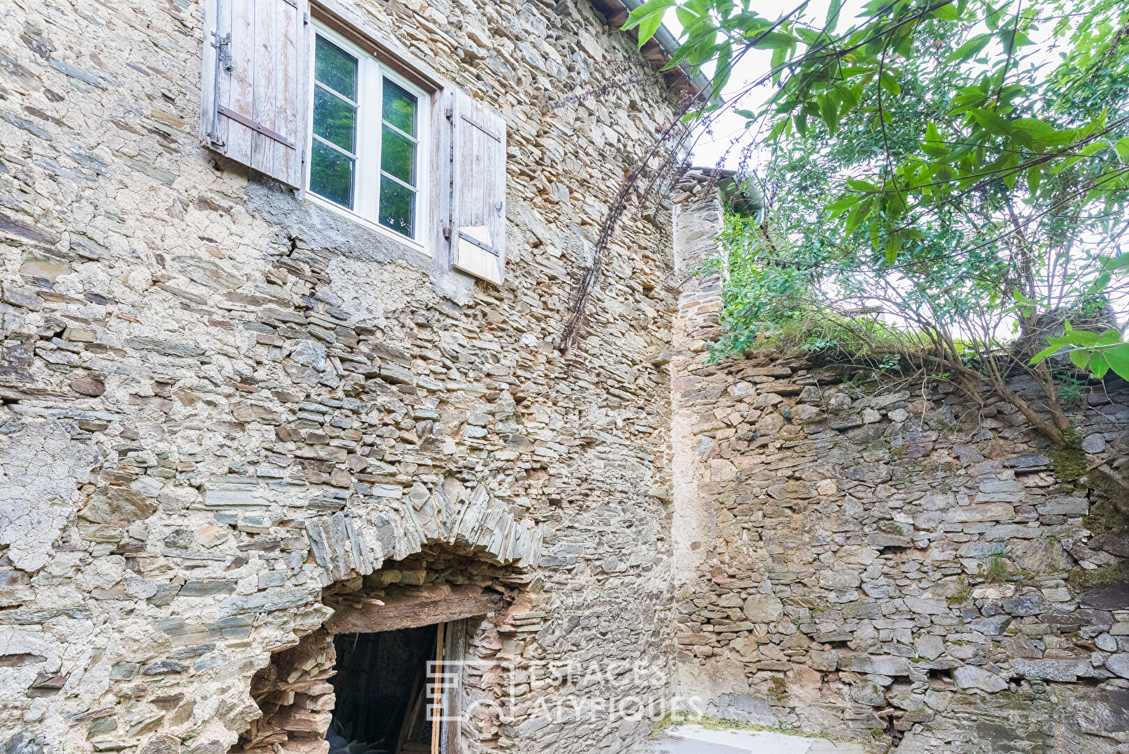 Maison en pierre de pays avec petite sortie en coeur de village