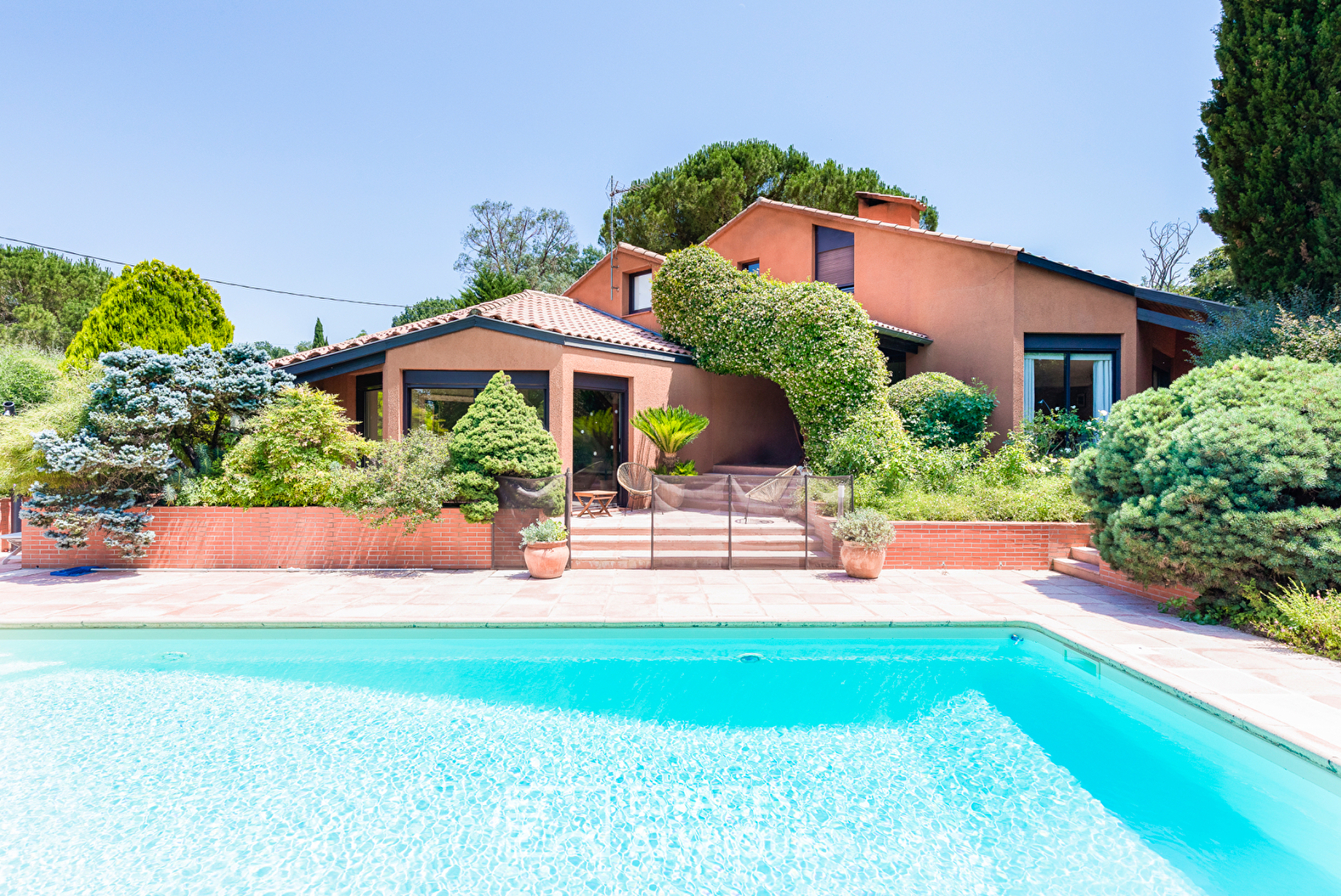 Maison d'architecte, piscine et jardin bucolique