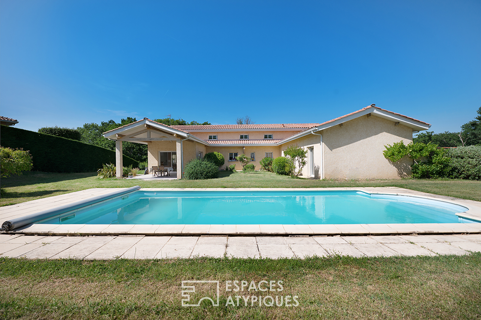 Maison d'architecte avec piscine sur les hauteurs de PUYGOUZON