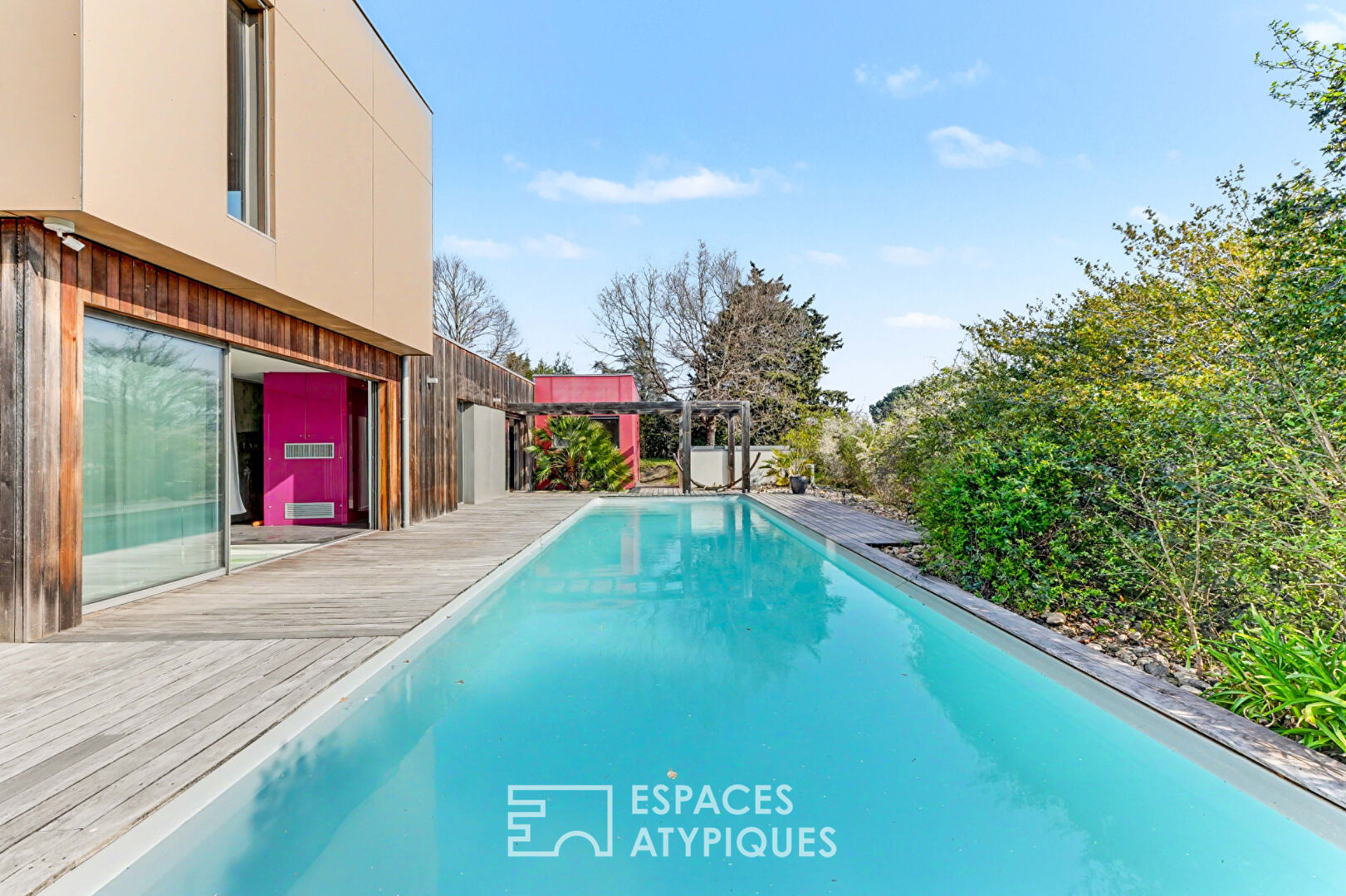 Maison d'architecte avec vue et piscine sur les coteaux