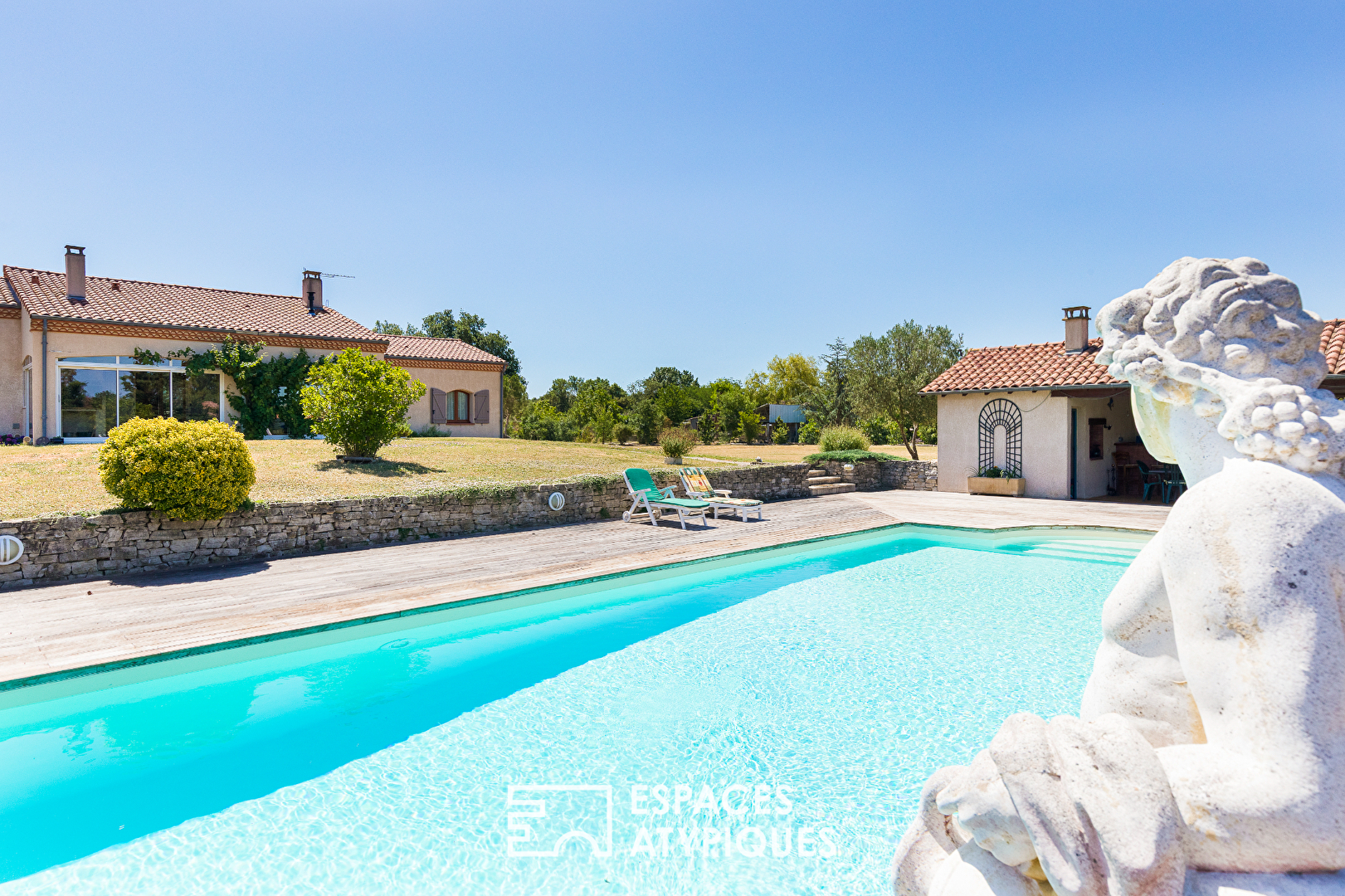 Villa de plain-pied avec piscine et pool house