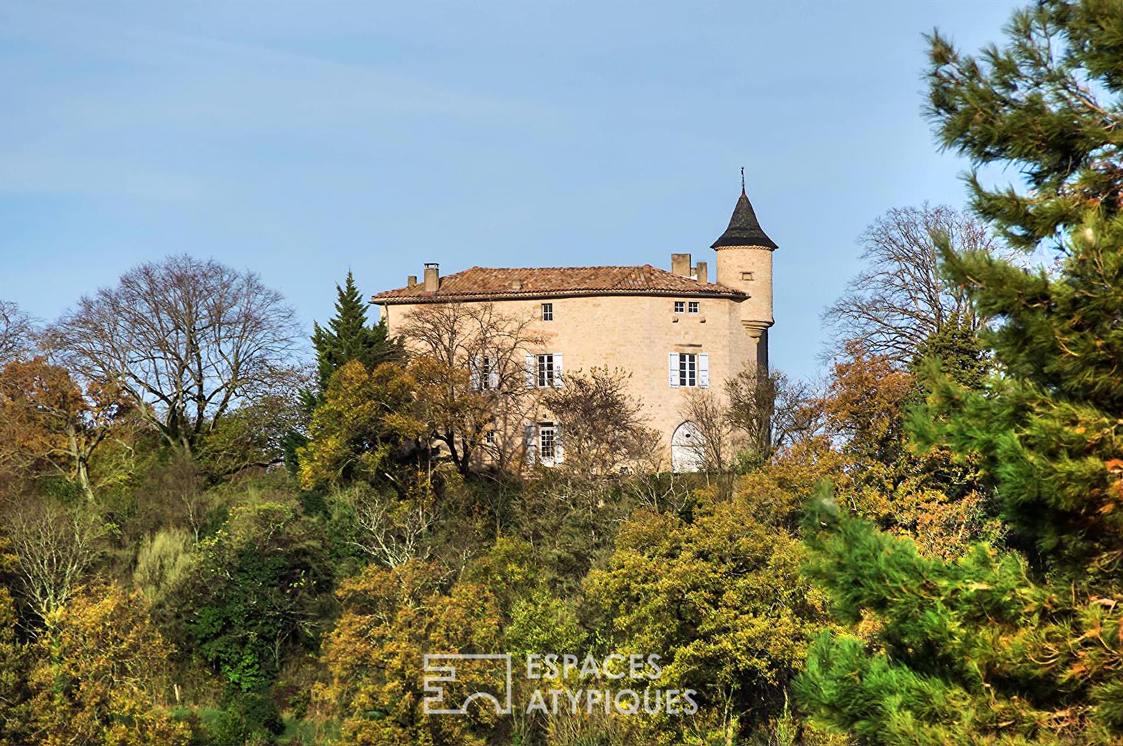 Château de caractère entièrement restauré et ses dépendances en position dominante