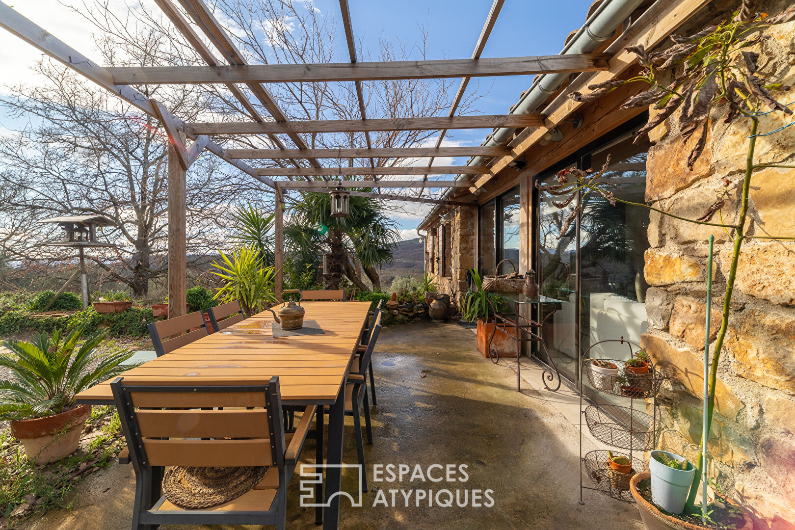 Maison en pierre sur domaine de 8Ha , proche de Montpellier.