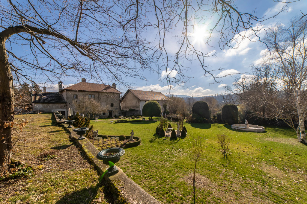 Château rénové à revisiter SaintJulienenGenevois 74160