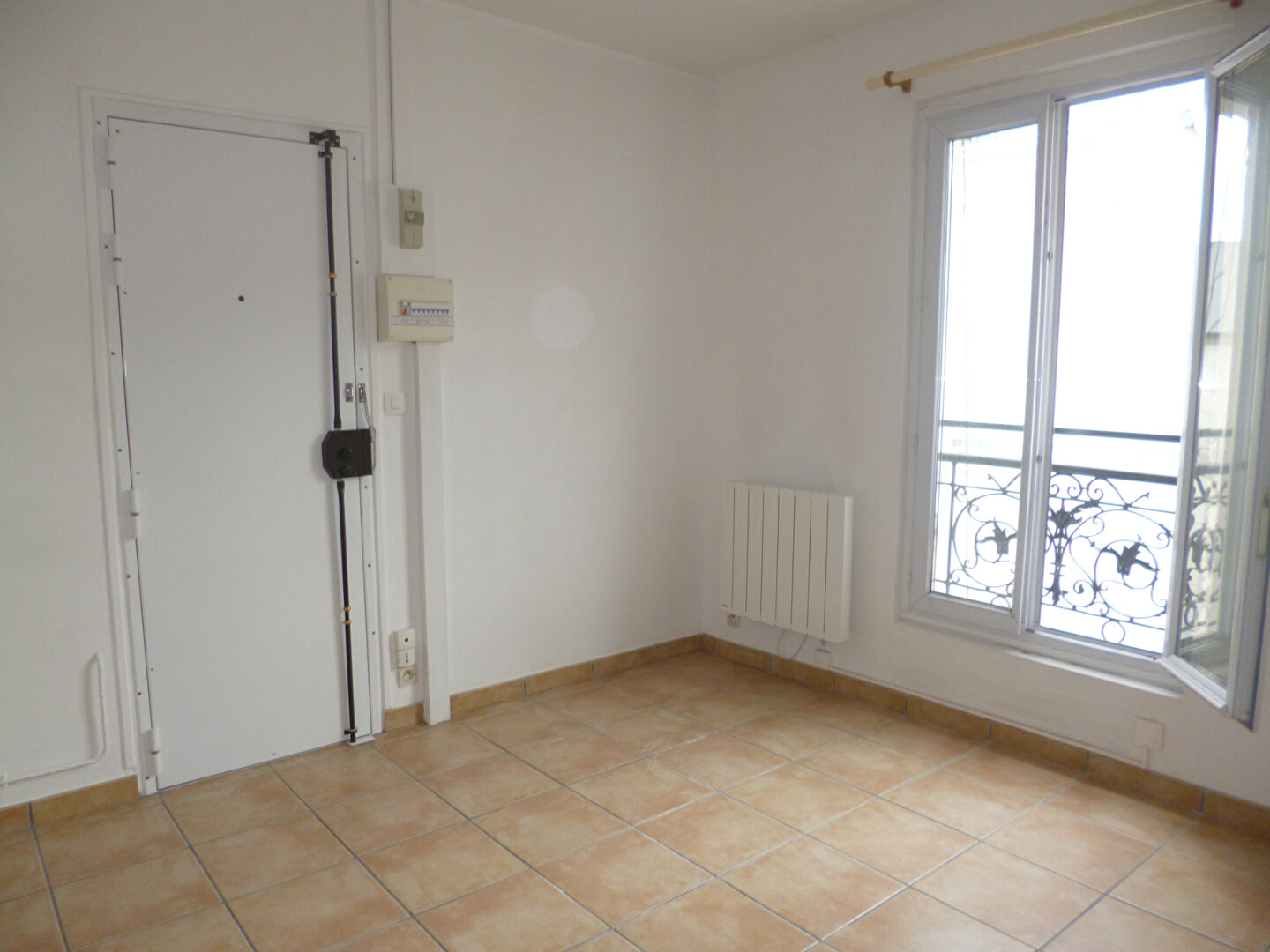 Photo PARIS 19ème Secrétan STUDIO 15.37 m² image 1/6