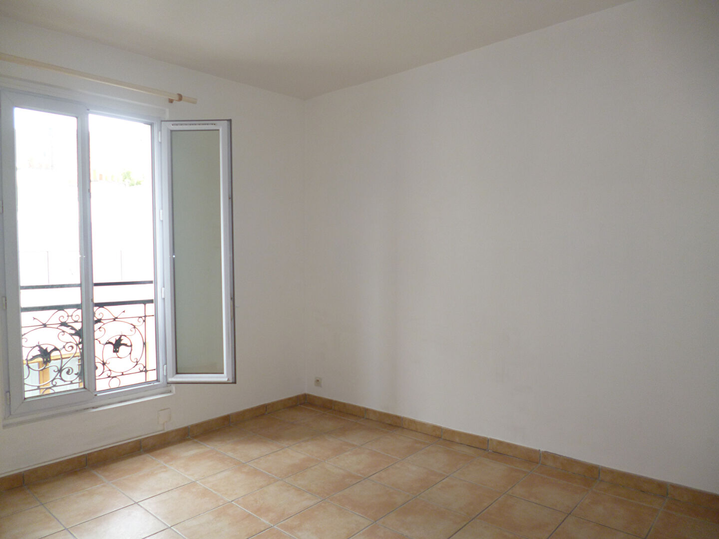 Photo PARIS 19ème Secrétan STUDIO 15.37 m² image 2/6