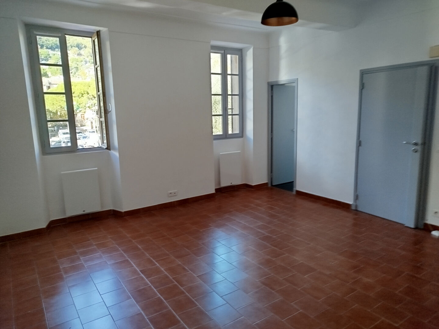 Photo TOURRETTES -  2 PIECES - CHARME - RENOVE image 1/6