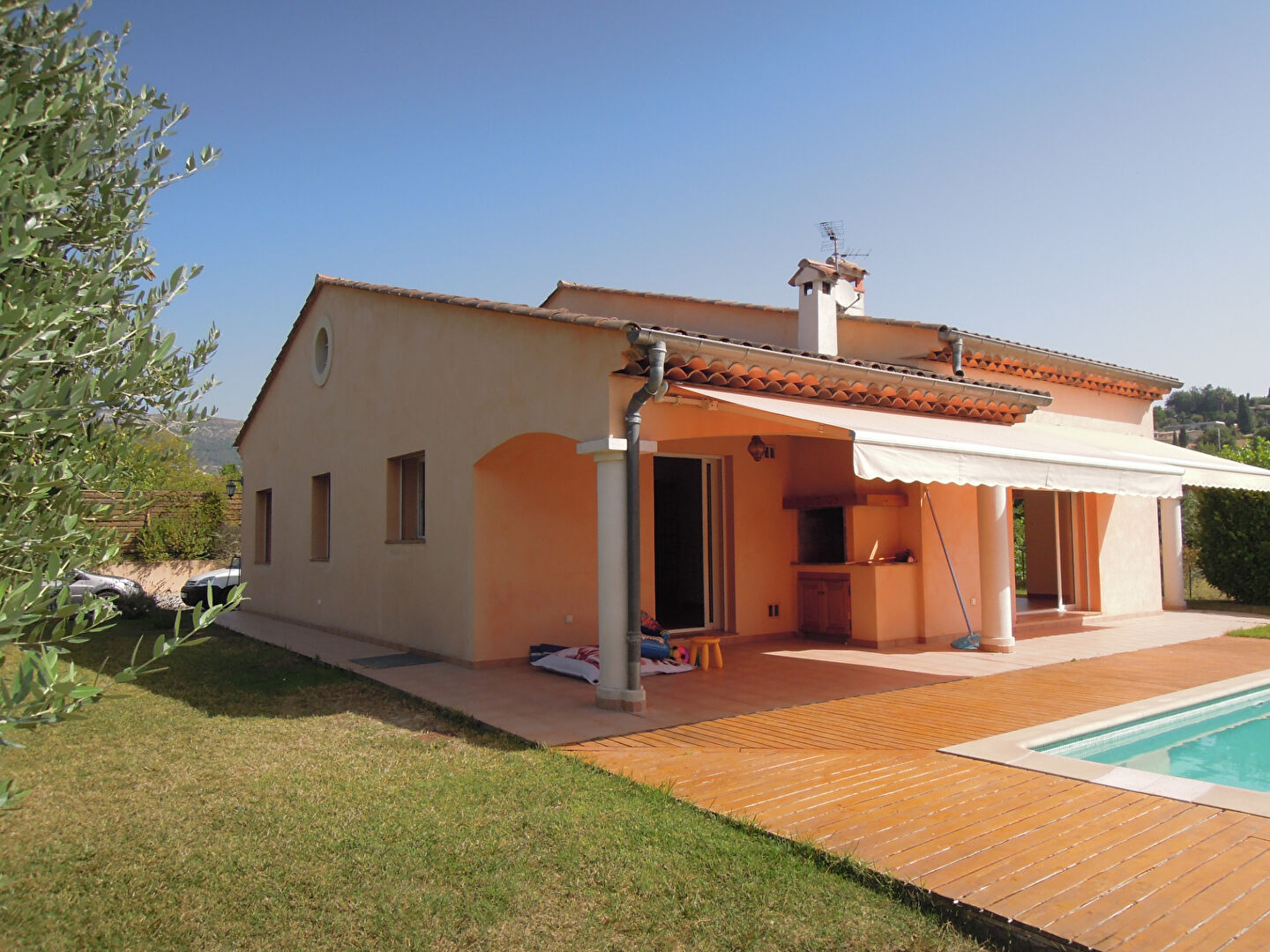 SPACIEUSE VILLA - PROCHE CENTRE - AU CALME - QUARTIER RESIDENTIEL - PISCINE