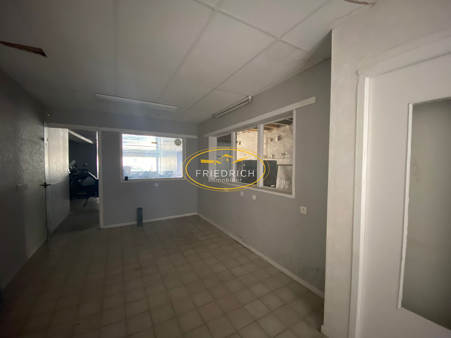 Photo IMMEUBLE AVEC GARAGES image 2/6