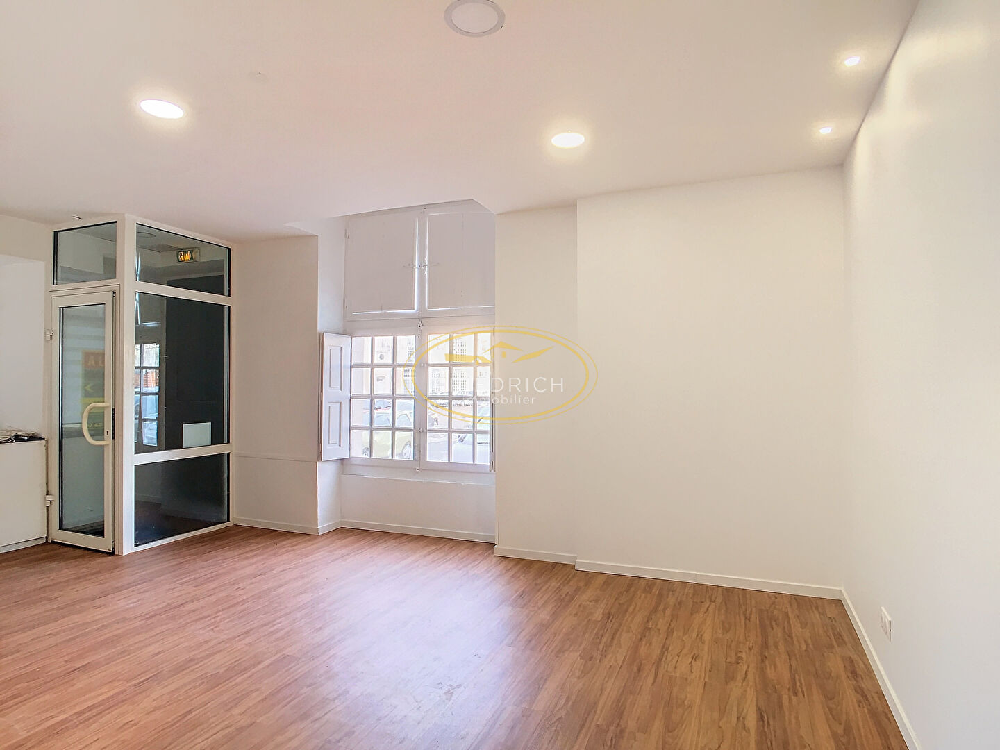 LOCAL COMMERCIAL - COMMERCY