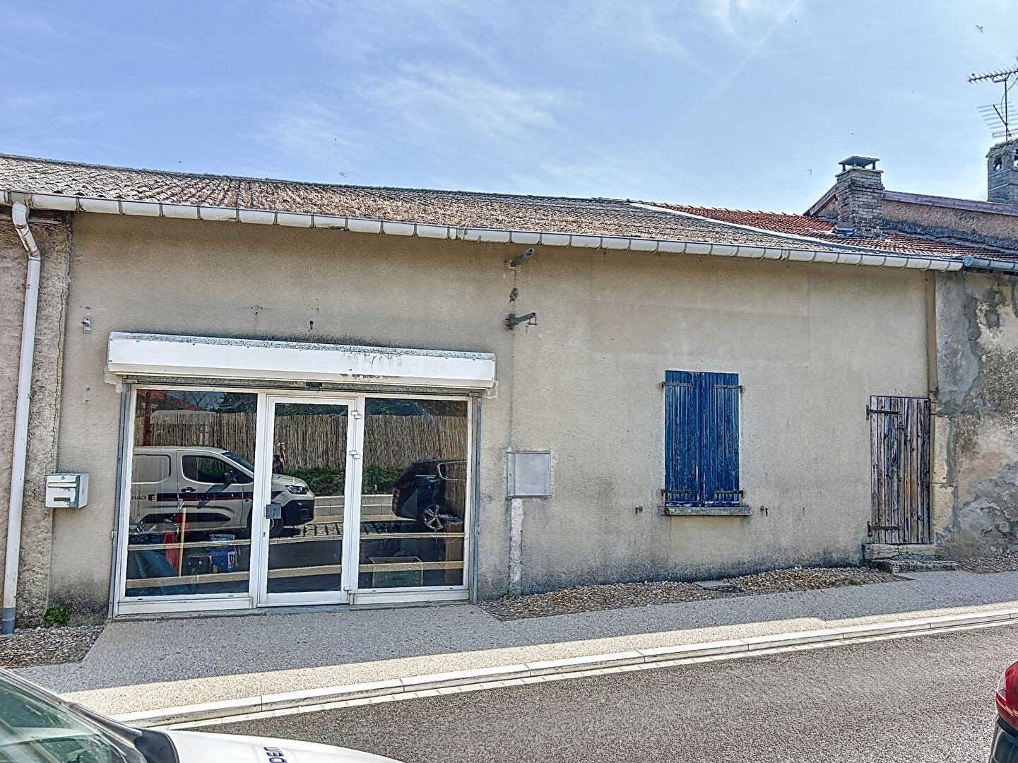 Photo IMMEUBLE AVEC LOCAL COMMERCIAL EN REZ-DE-CHAUSSEE image 2/6