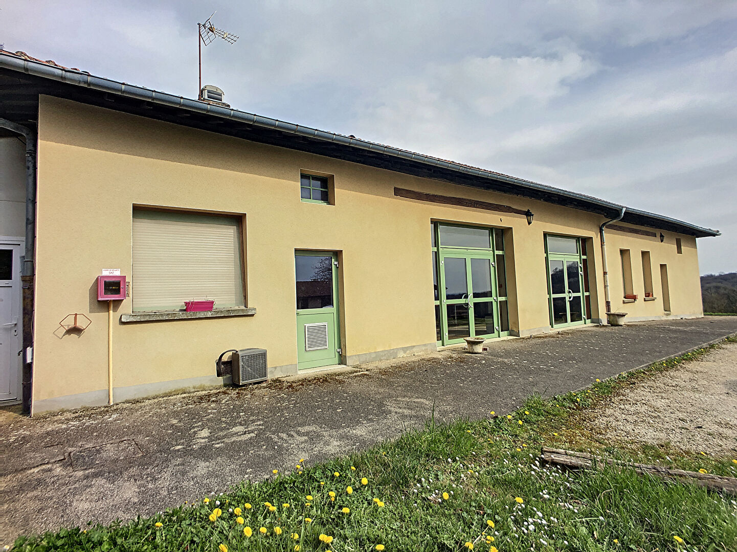 ENSEMBLE IMMOBILIER COMPOSÉ DE PLUSIEURS BÂTIMENTS ET PISCINE - BEAULIEU EN ARGONNE