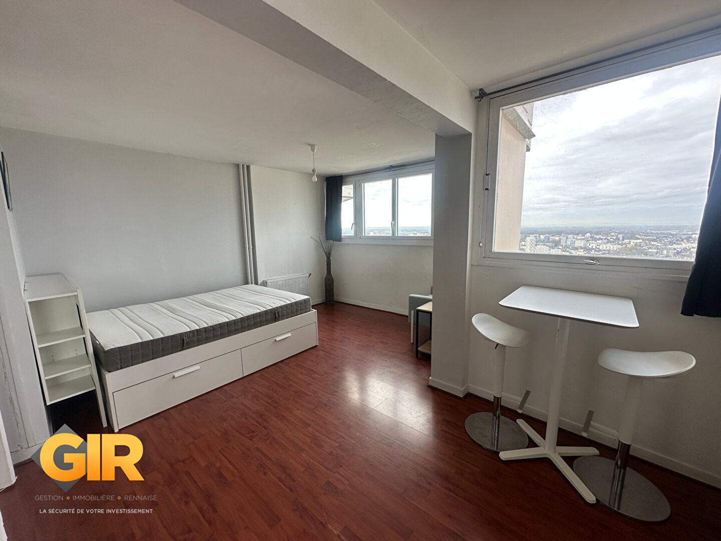 Photo RENNES CENTRE-VILLE APPARTEMENT T1 28M² DANS RESIDENCE DE STANDING AVEC VUE PANORAMIQUE image 2/5