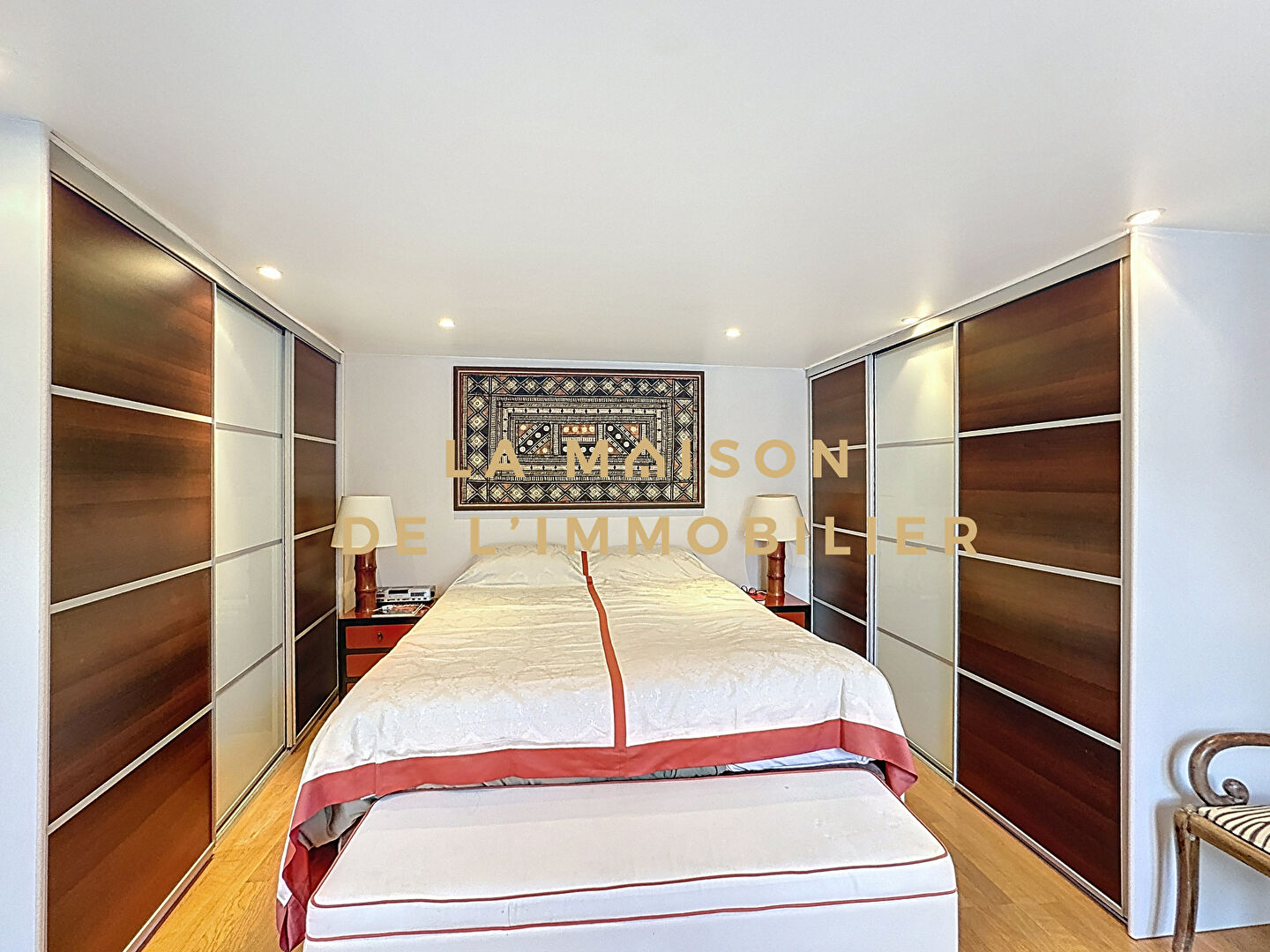 Photo Calme, lumière et charme au-dessus d'une grande cour dégagée image 4/6