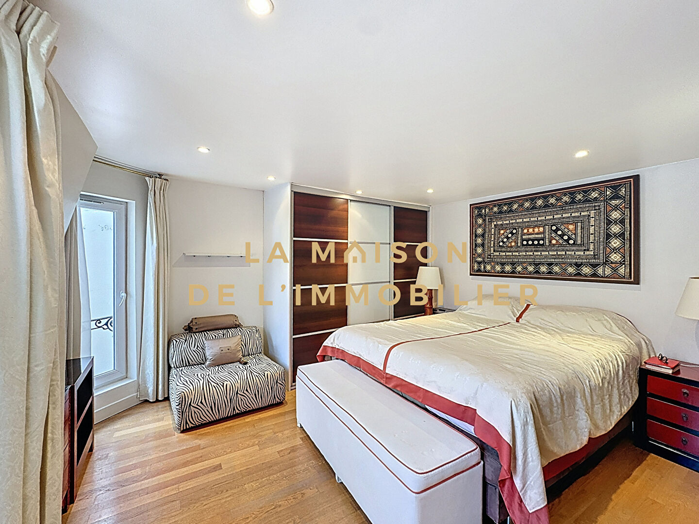 Photo Calme, lumière et charme au-dessus d'une grande cour dégagée image 5/6