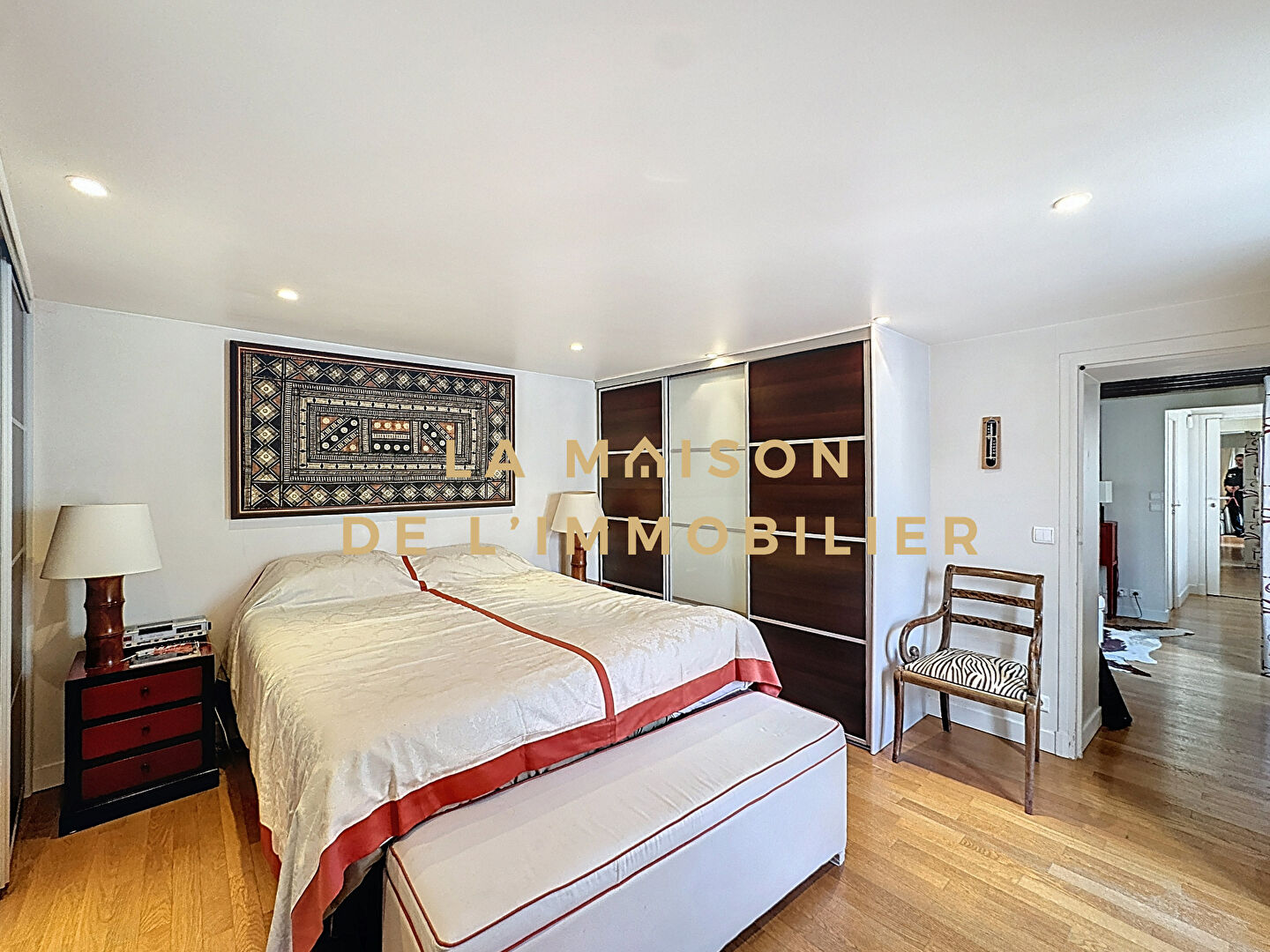 Photo Calme, lumière et charme au-dessus d'une grande cour dégagée image 6/6