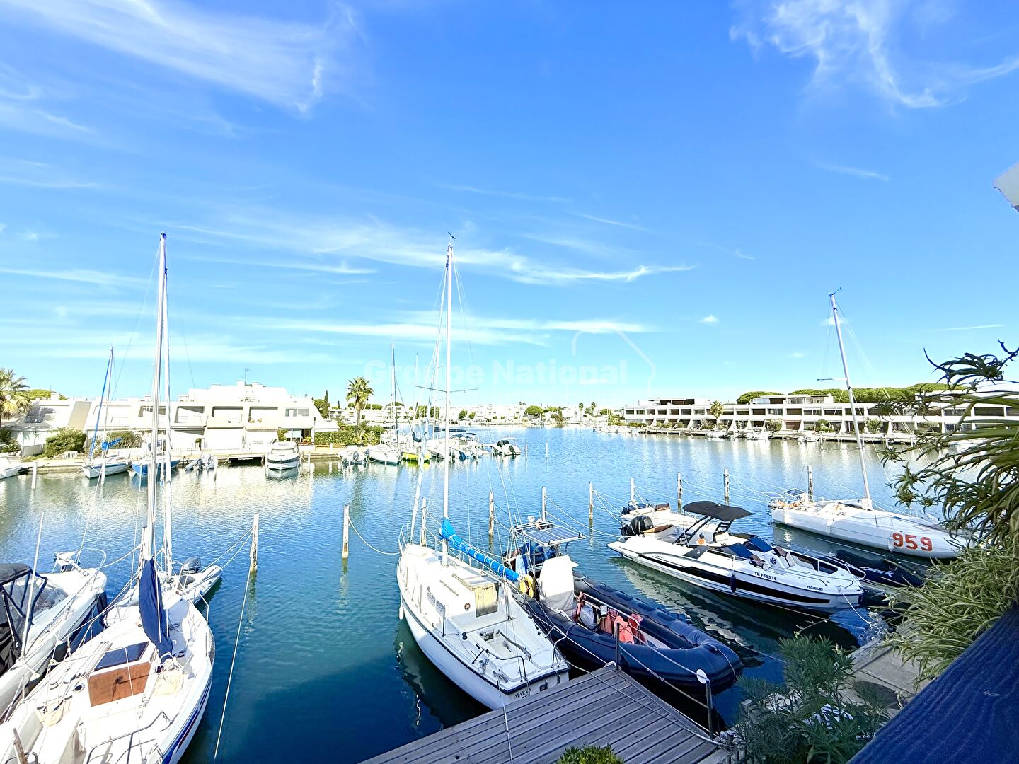 Marina P2 traversante jolie vue dégagée sur le port