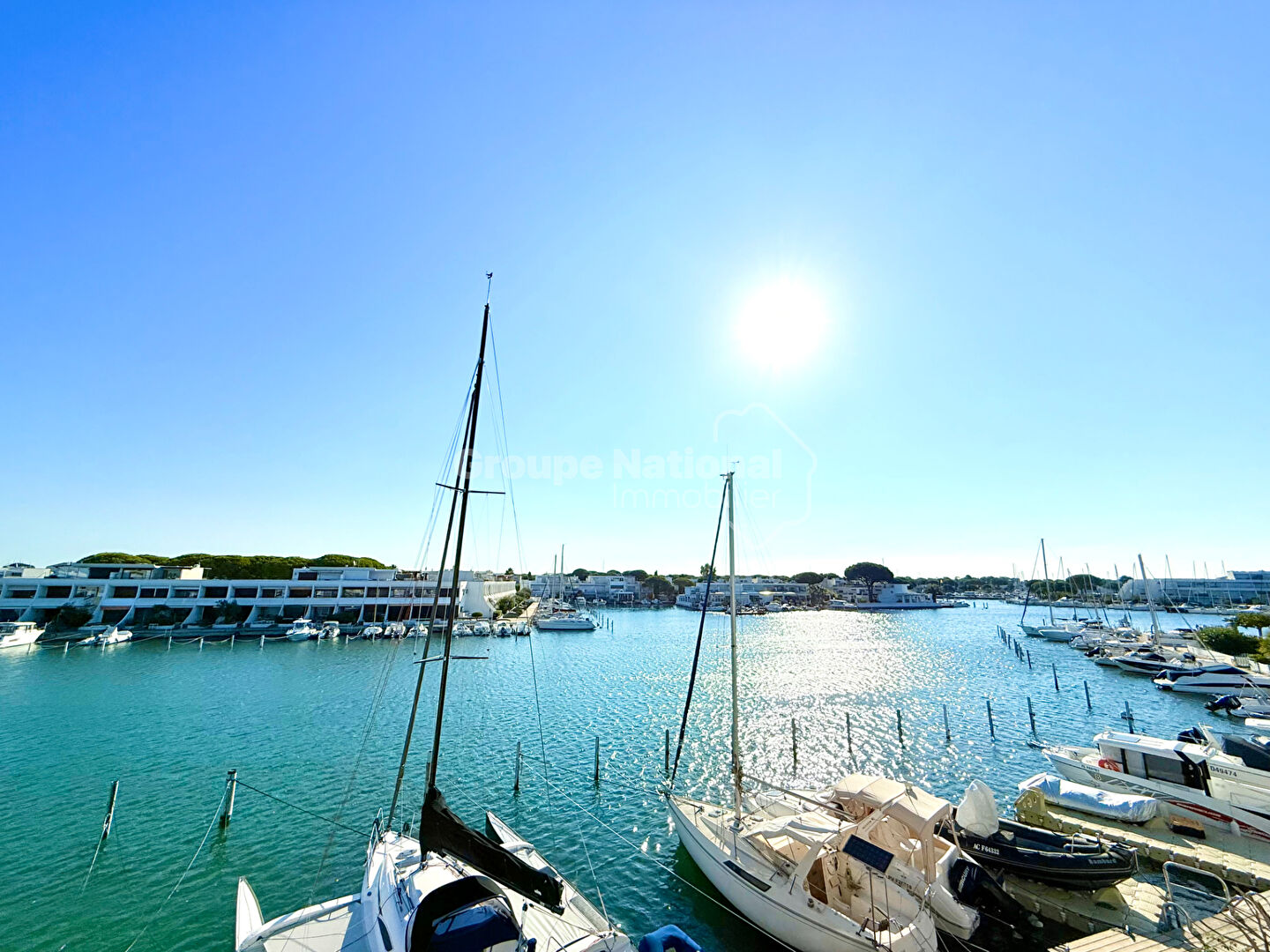 Photo Marina sur les toits avec appontement large image 2/5