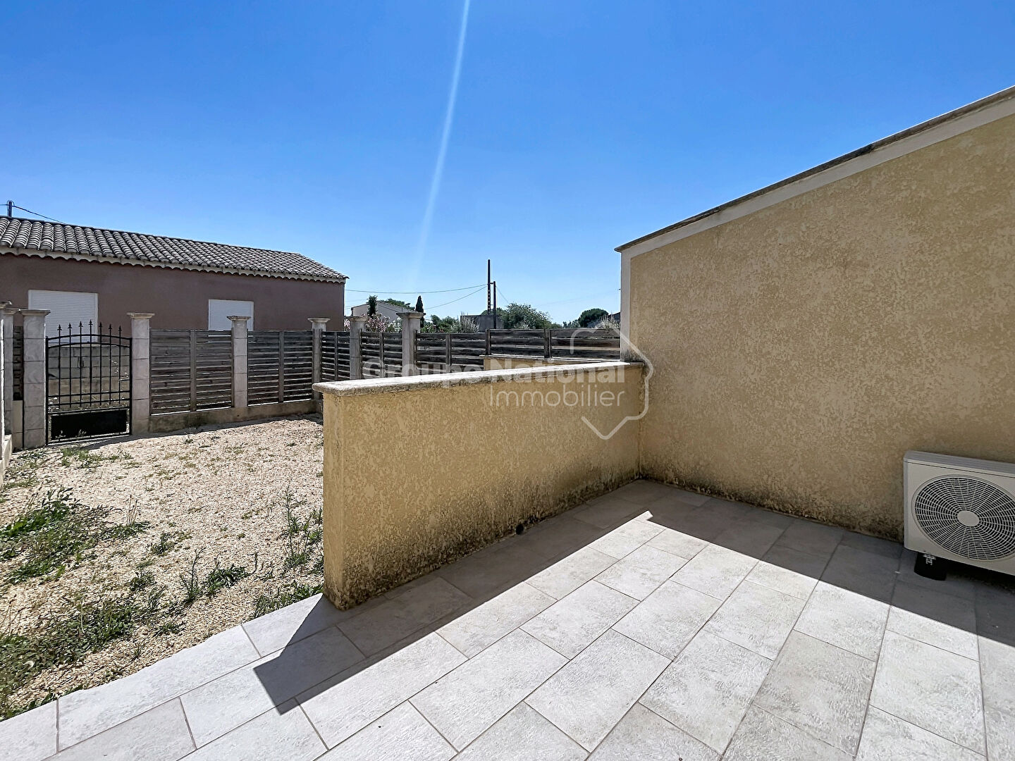 MAISON 2 CHAMBRES TERRASSE COUR ET PARKING