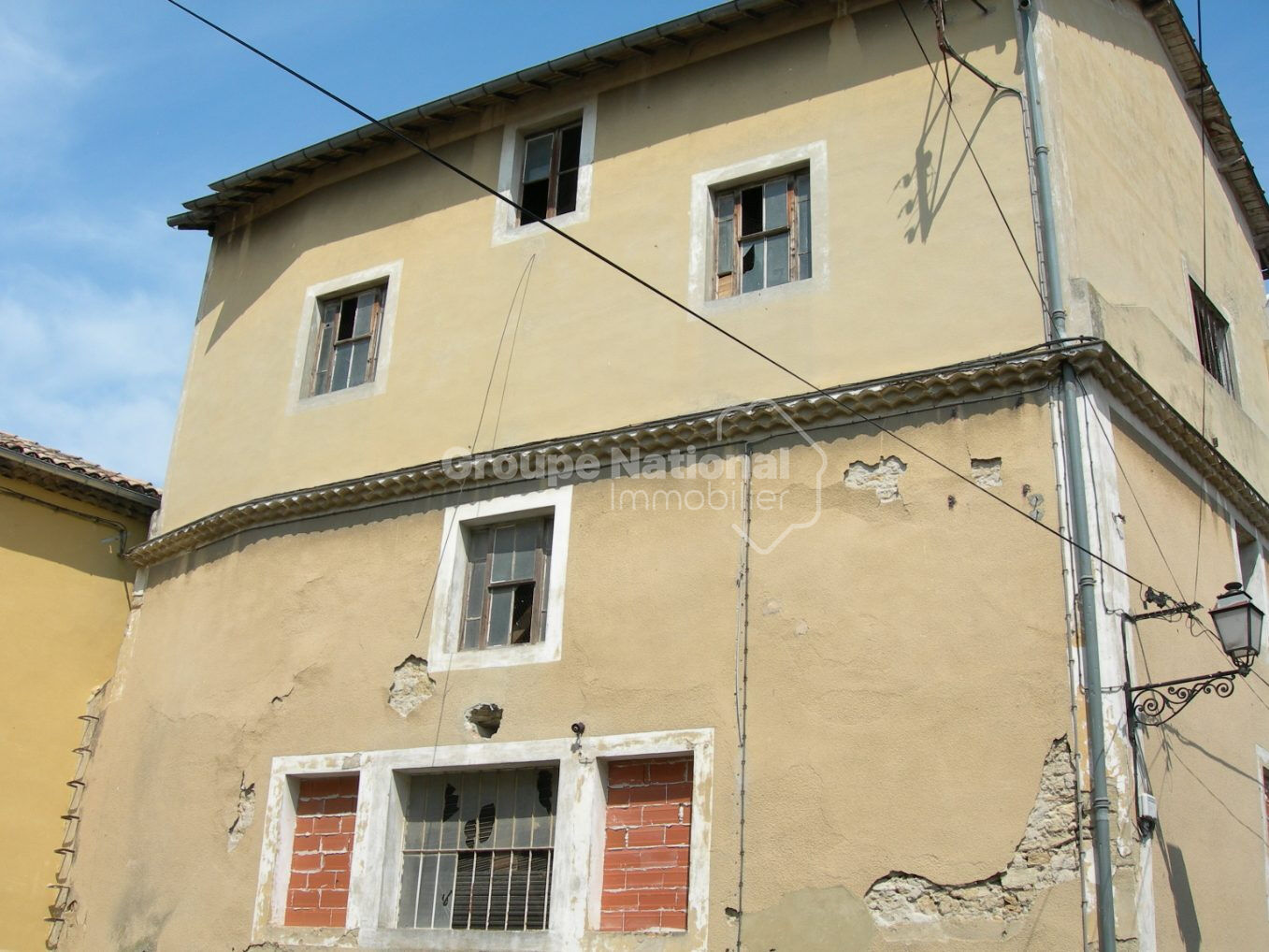 COURTHEZON A VENDRE. IMMEUBLE 463 M2- A FORT POTENTIEL. EMPLACEMENT STRATEGIQUE