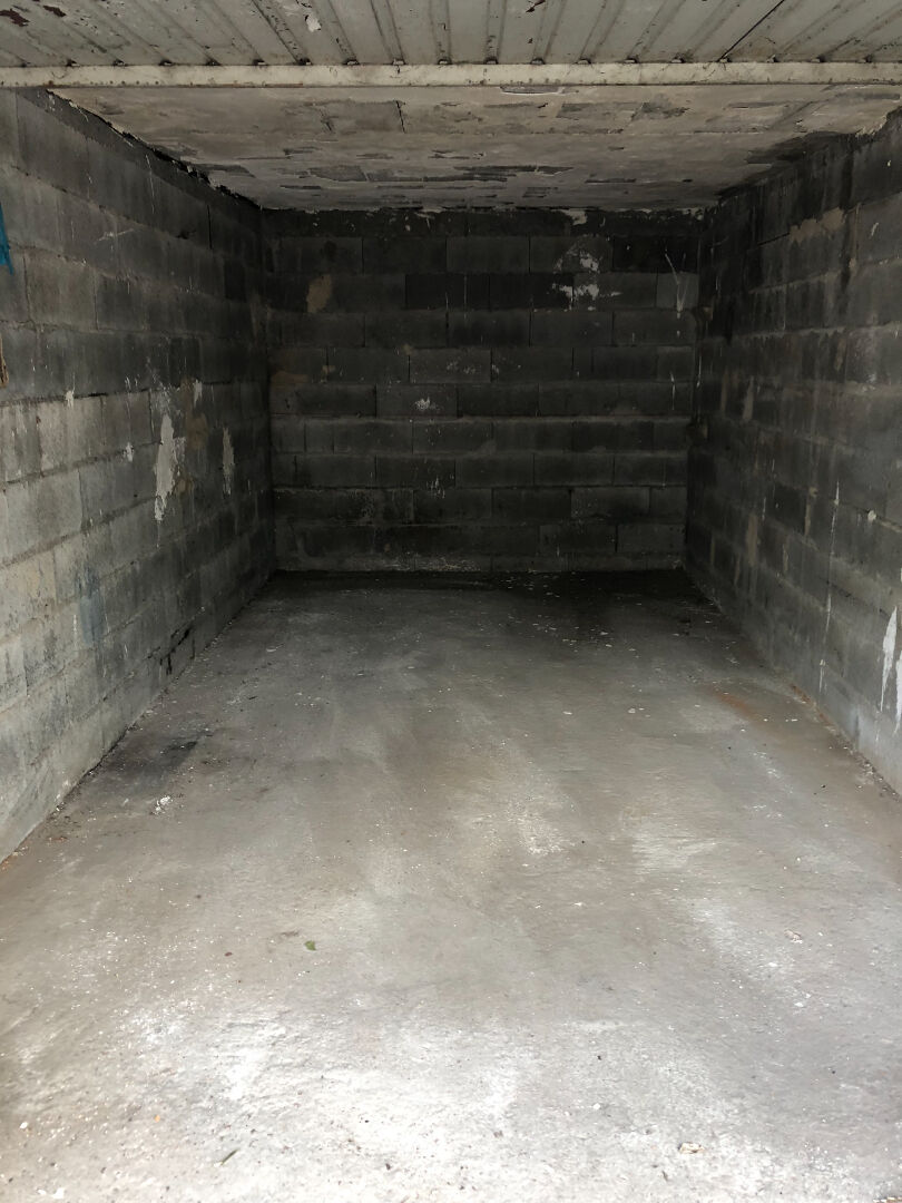 EXCLUSIVITE NIMES Quartier Grézan/route de Beaucaire Garage fermé d'environ 14m² dans une copropriété sécurisé.