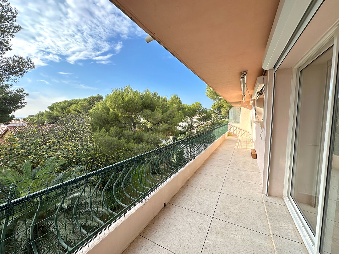 Photo Appartement à louer à Carry-le-rouet T2 de 46.9 m2 avec terrasse et garage fermé image 2/6