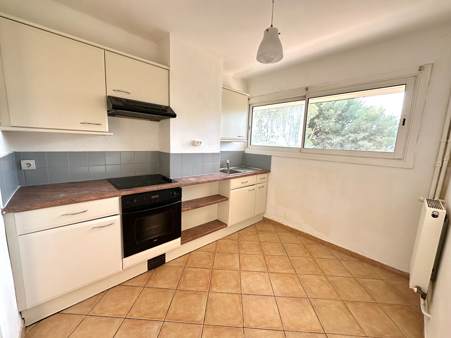 Photo Appartement à louer à Carry-le-rouet T2 de 46.9 m2 avec terrasse et garage fermé image 3/6