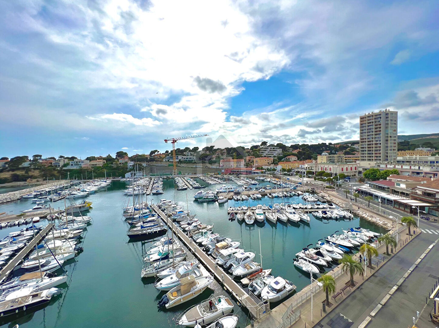 Photo Appartement à louer T4 non meublé 98,73 M2 avec terrasse vue imprenable sur le port de CARRY-LE-ROUET image 1/6