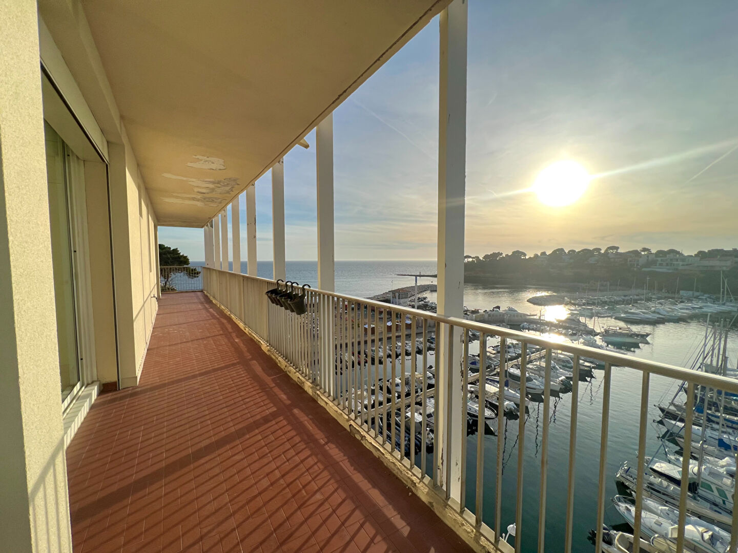 Appartement à louer T4 non meublé 98,73 M2 avec terrasse vue imprenable sur le port de CARRY-LE-ROUET