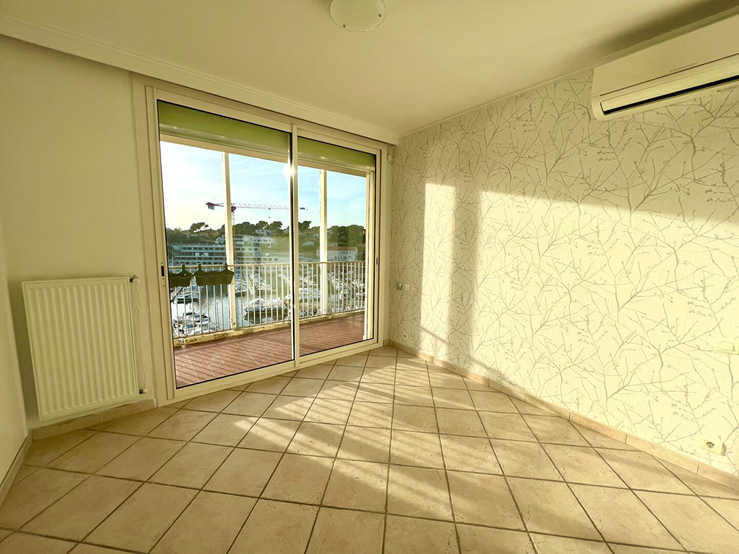 Photo Appartement à louer T4 non meublé 98,73 M2 avec terrasse vue imprenable sur le port de CARRY-LE-ROUET image 2/6