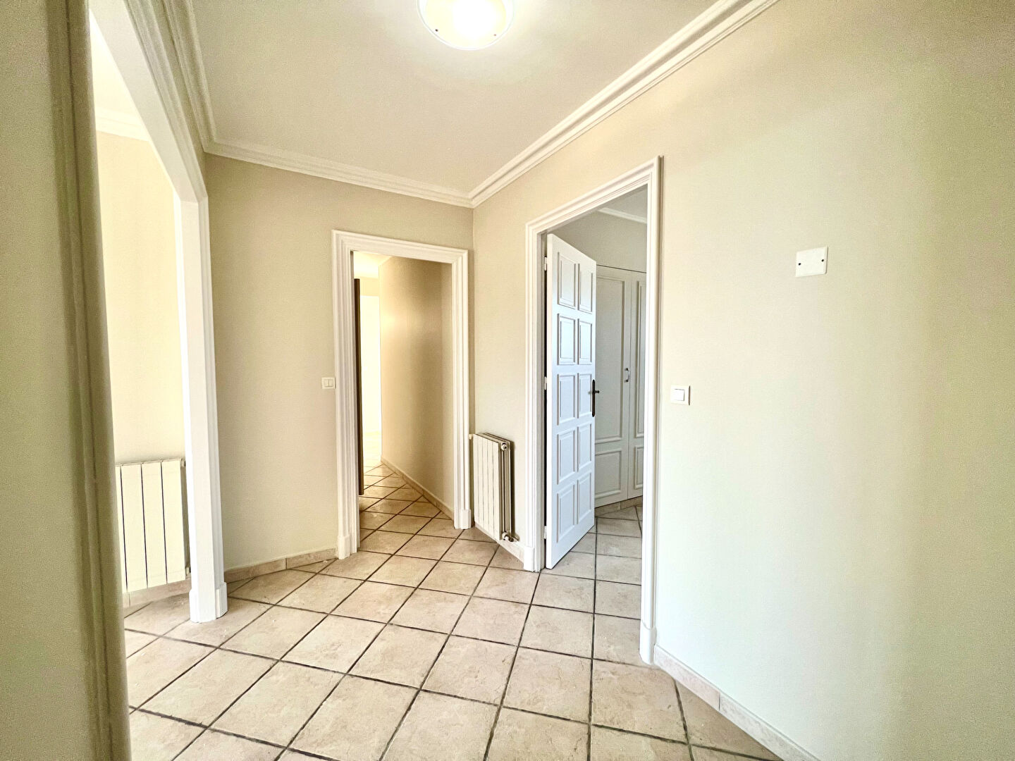 Photo Appartement à louer T4 non meublé 98,73 M2 avec terrasse vue imprenable sur le port de CARRY-LE-ROUET image 3/6