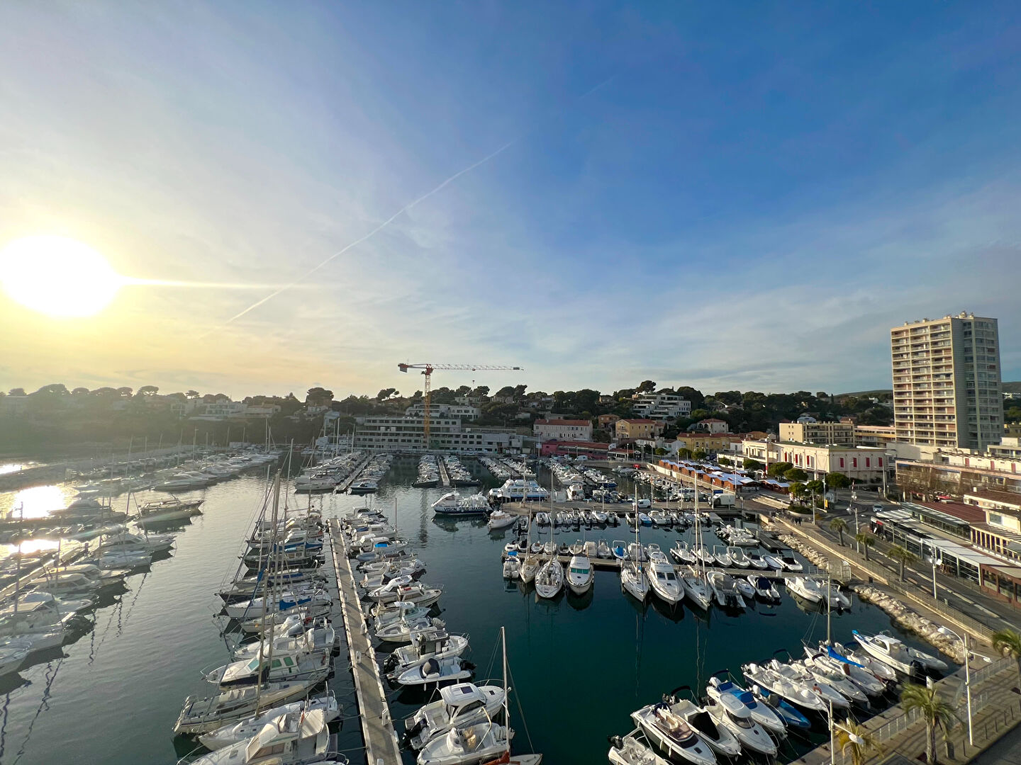 Photo Appartement à louer T4 non meublé 98,73 M2 avec terrasse vue imprenable sur le port de CARRY-LE-ROUET image 4/6