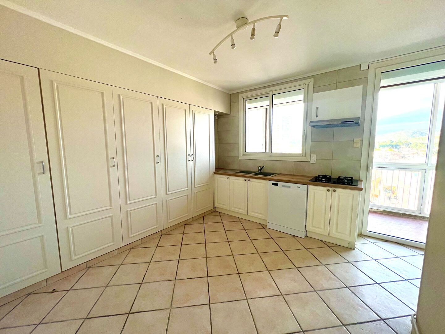 Photo Appartement à louer T4 non meublé 98,73 M2 avec terrasse vue imprenable sur le port de CARRY-LE-ROUET image 5/6